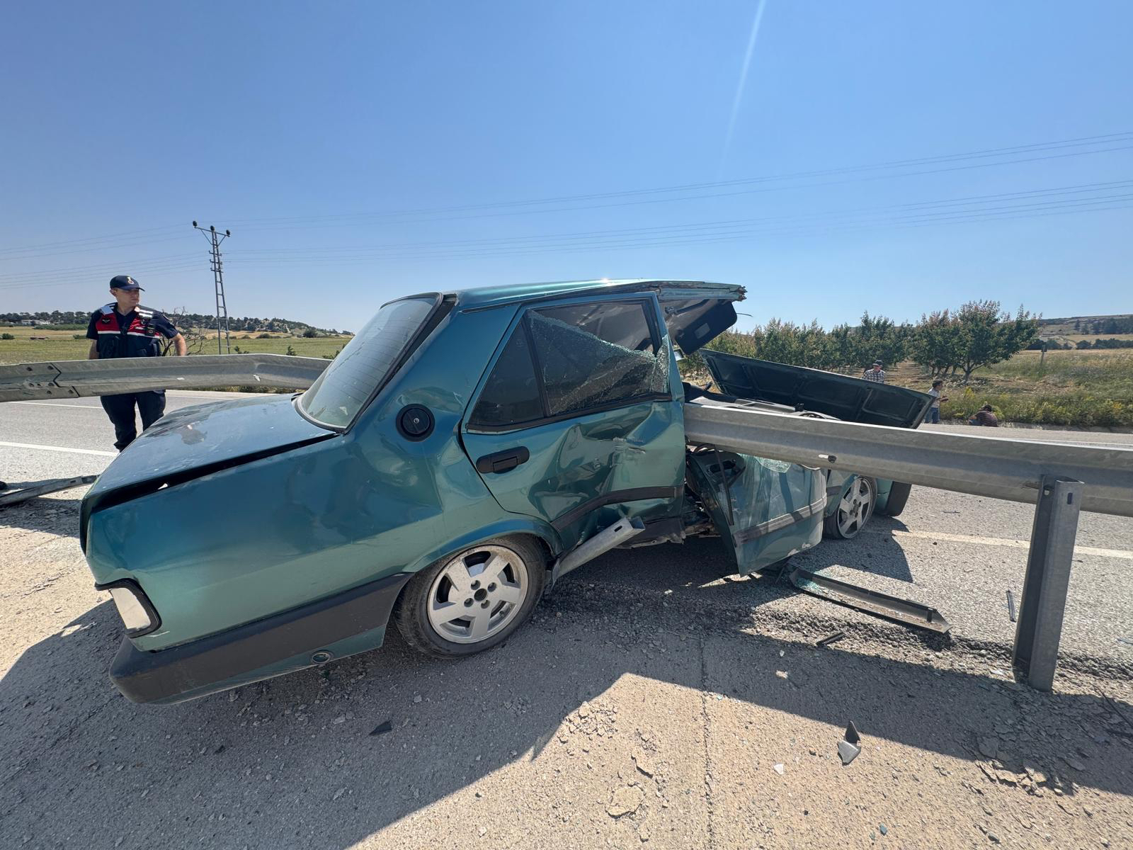 Karaman'da bariyerlere çarpan otomobilin sürücüsü yaralandı
