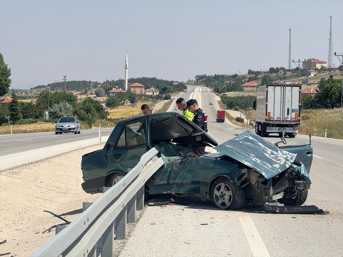 Karaman'da bariyerlere çarpan otomobilin sürücüsü yaralandı
