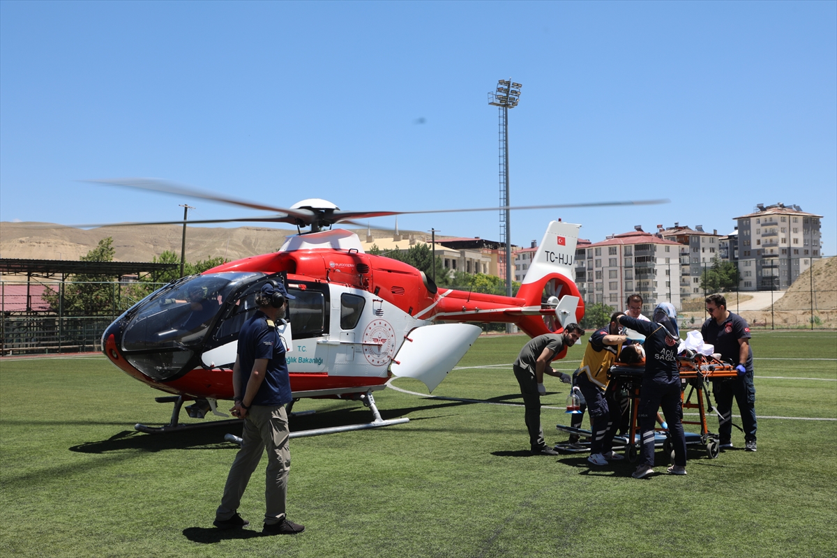 Malatya'da ağaca çarpan otomobildeki 2 kişi öldü, 4 kişi ağır yaralandı