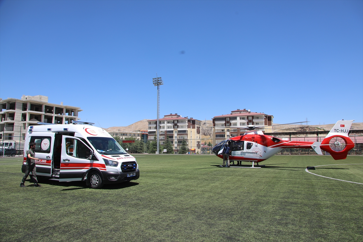 Malatya'da ağaca çarpan otomobildeki 2 kişi öldü, 4 kişi ağır yaralandı