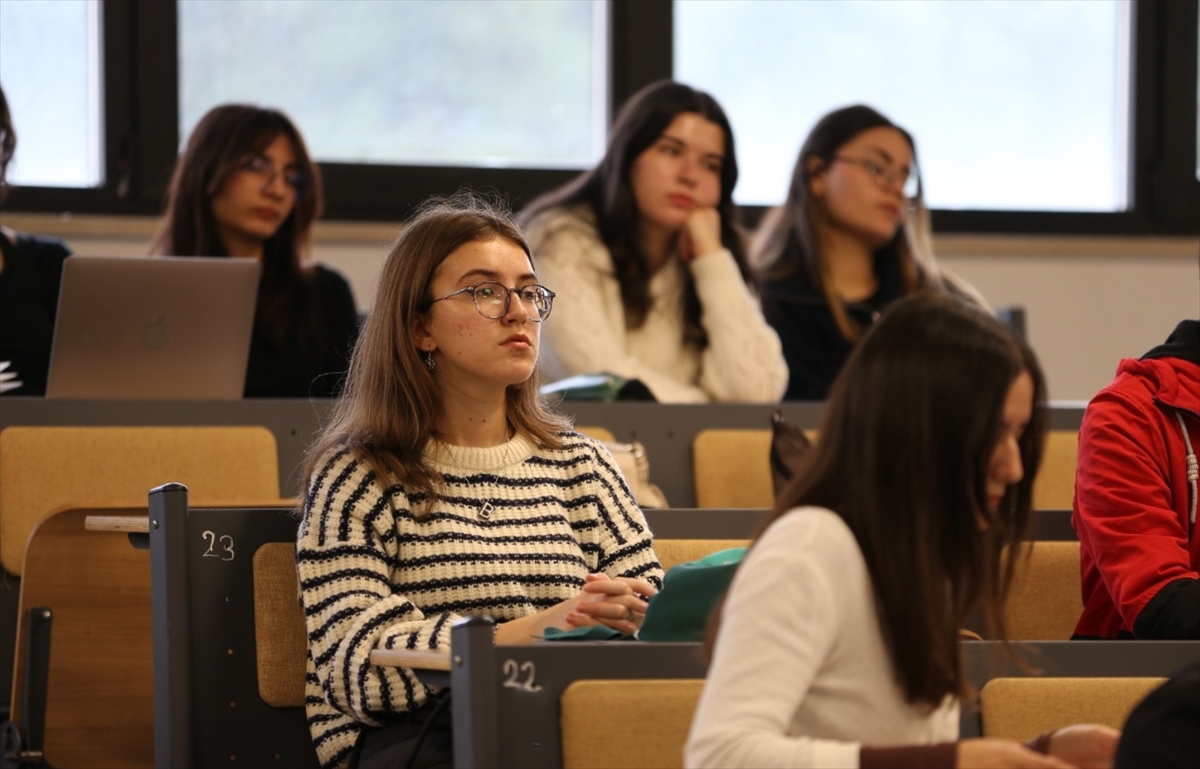 BTÜ'de üniversite adayları tercih öncesi bölümleri deneyimliyor