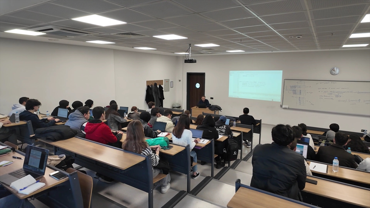 BTÜ'de üniversite adayları tercih öncesi bölümleri deneyimliyor
