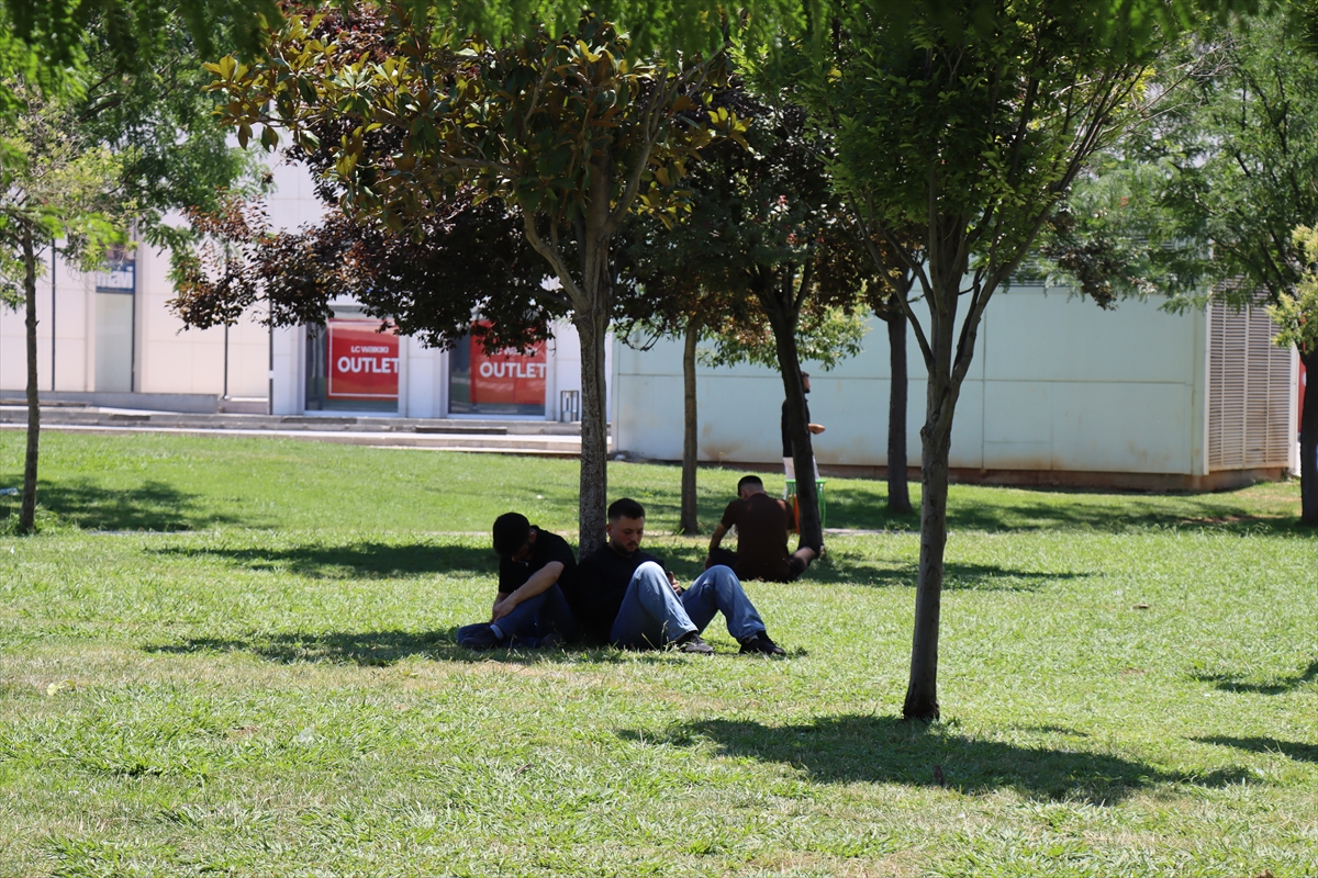 Şanlıurfa ve Gaziantep'te sıcak hava etkisini sürdürüyor