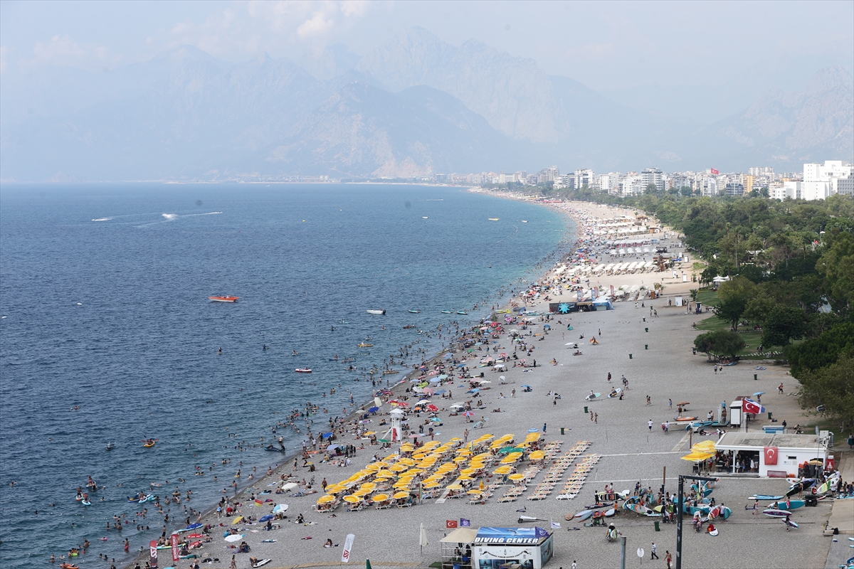 Antalya'da yüksek nem ve sıcaktan bunalanlar sahilleri doldurdu