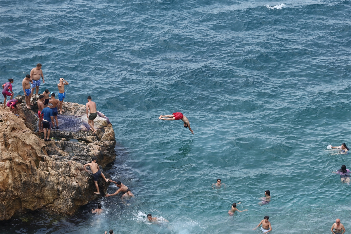 Antalya'da yüksek nem ve sıcaktan bunalanlar sahilleri doldurdu