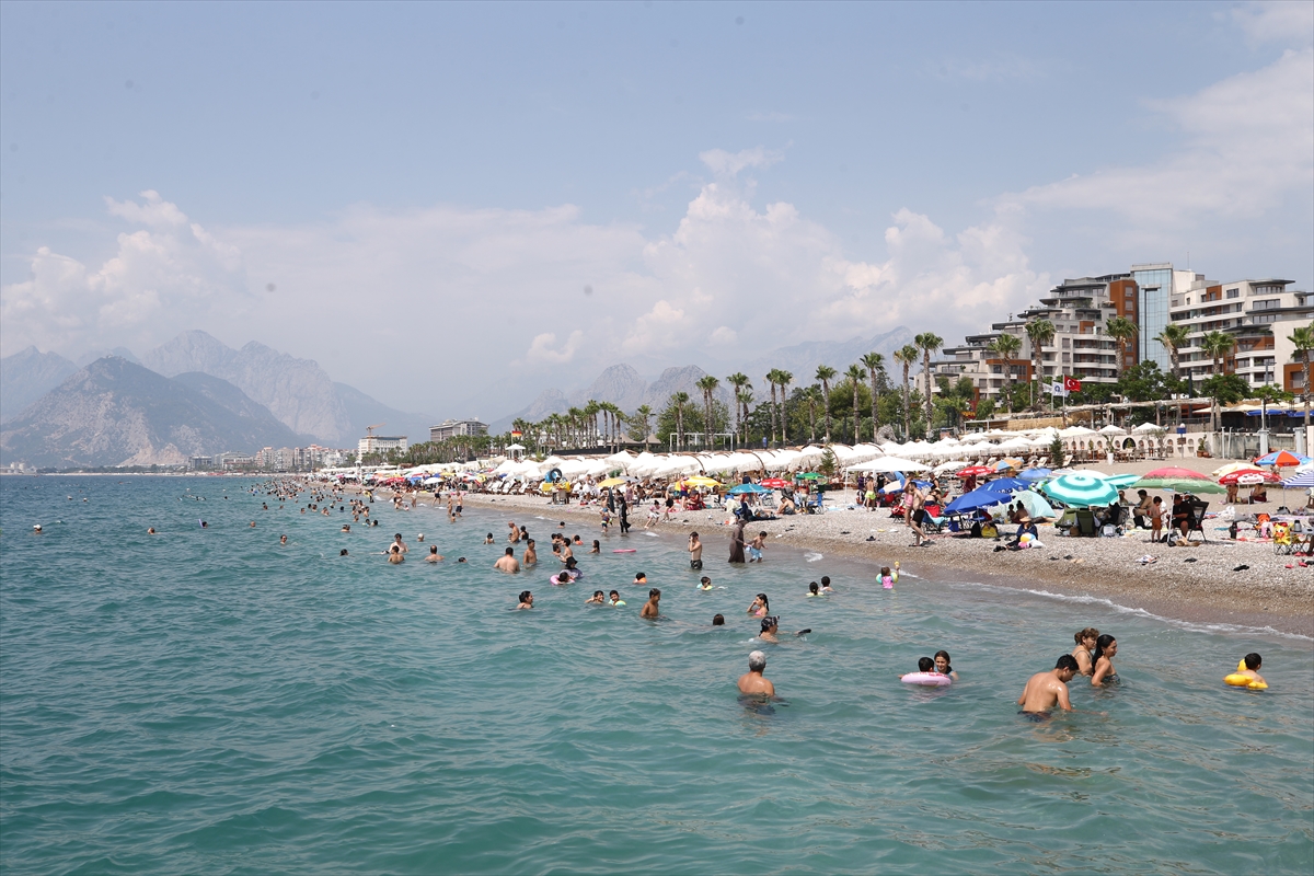 Antalya'da yüksek nem ve sıcaktan bunalanlar sahilleri doldurdu