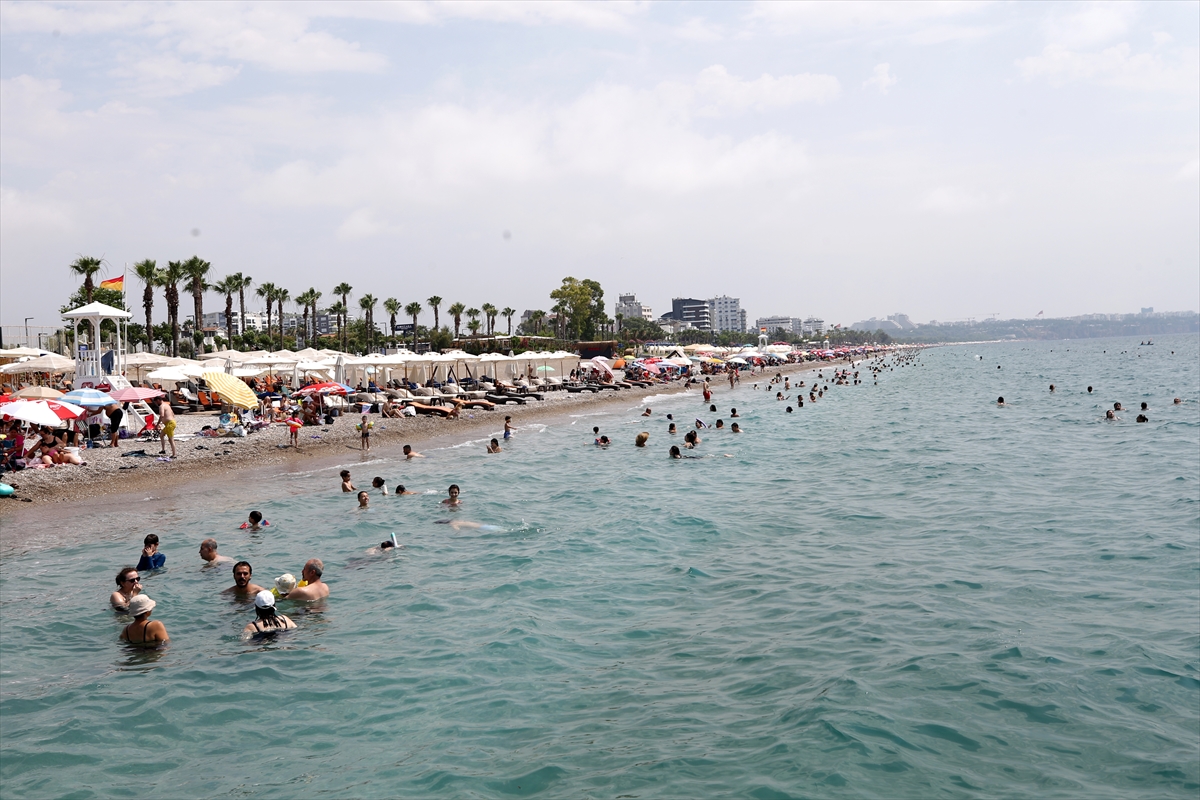 Antalya'da yüksek nem ve sıcaktan bunalanlar sahilleri doldurdu