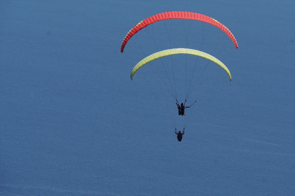 Yamaç paraşütüyle uçuş yapan adrenalin tutkunları Uçmakdere'de gökyüzüyle buluştu