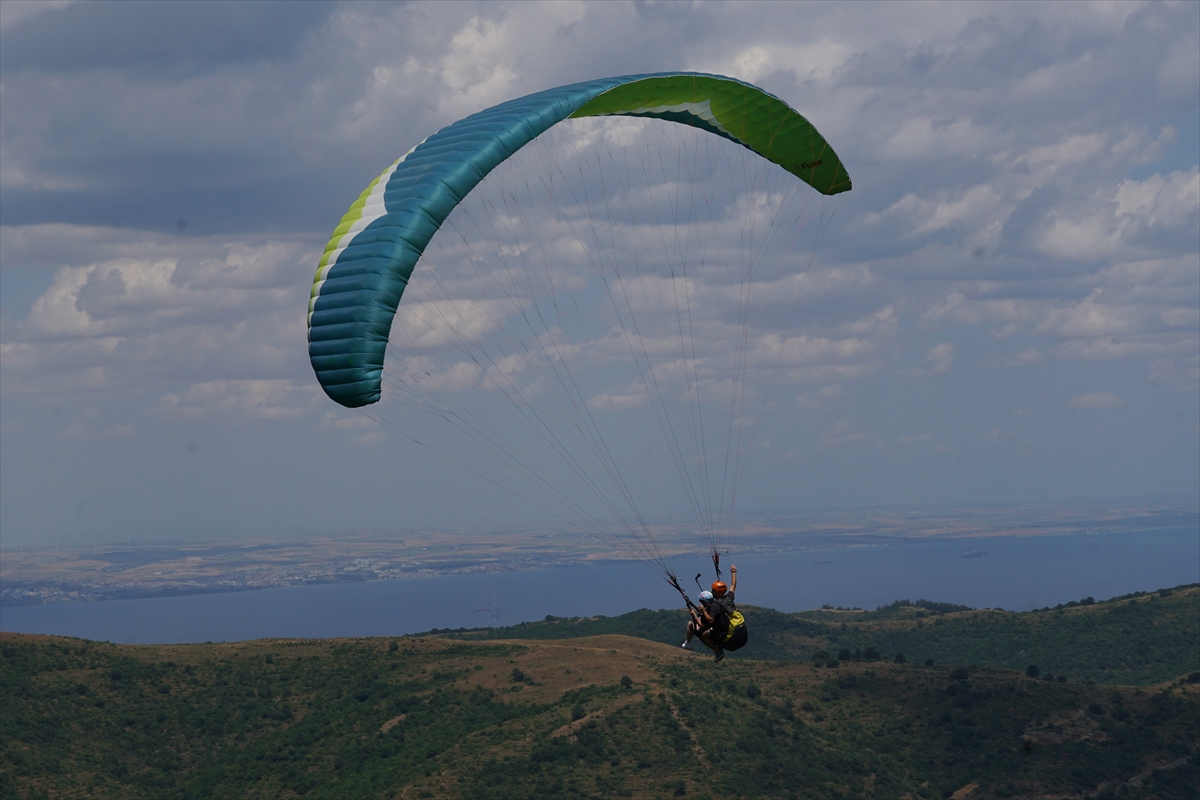 Yamaç paraşütüyle uçuş yapan adrenalin tutkunları Uçmakdere'de gökyüzüyle buluştu