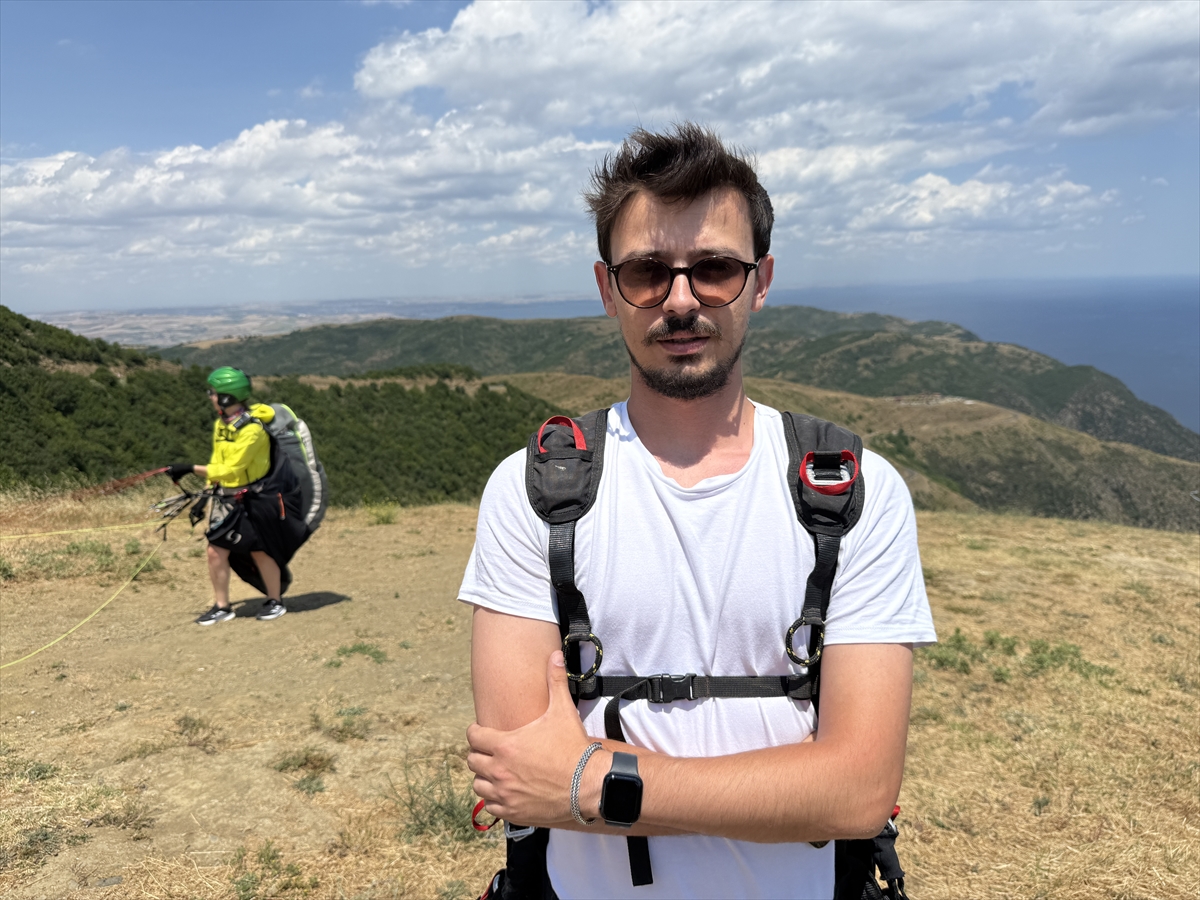 Yamaç paraşütüyle uçuş yapan adrenalin tutkunları Uçmakdere'de gökyüzüyle buluştu