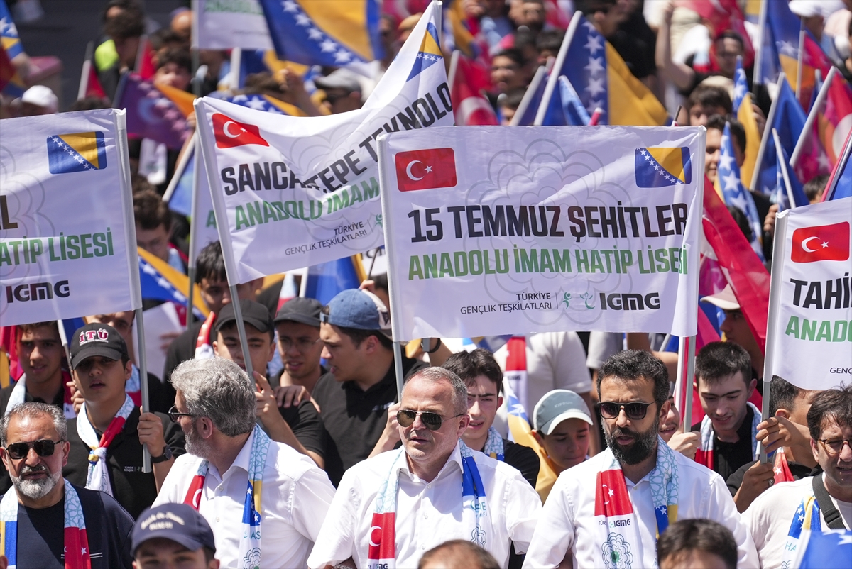 Liseliler Srebrenitsa Soykırımı anma etkinliklerine katılmak üzere Bosna Hersek'e gitti