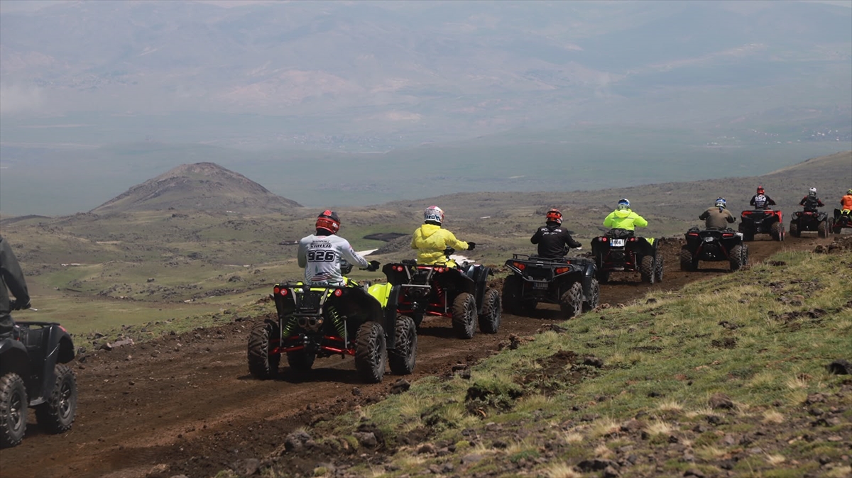 Ağrı'da enduro ve ATV sporcuları Tendürek ve Ağrı Dağı eteklerinde yarıştı