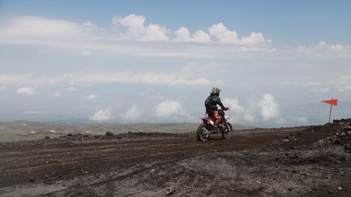 Ağrı'da enduro ve ATV sporcuları Tendürek ve Ağrı Dağı eteklerinde yarıştı