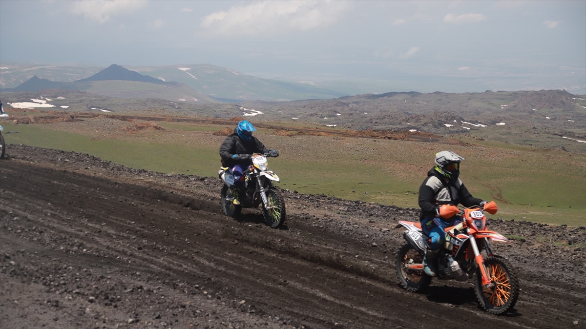 Ağrı'da enduro ve ATV sporcuları Tendürek ve Ağrı Dağı eteklerinde yarıştı