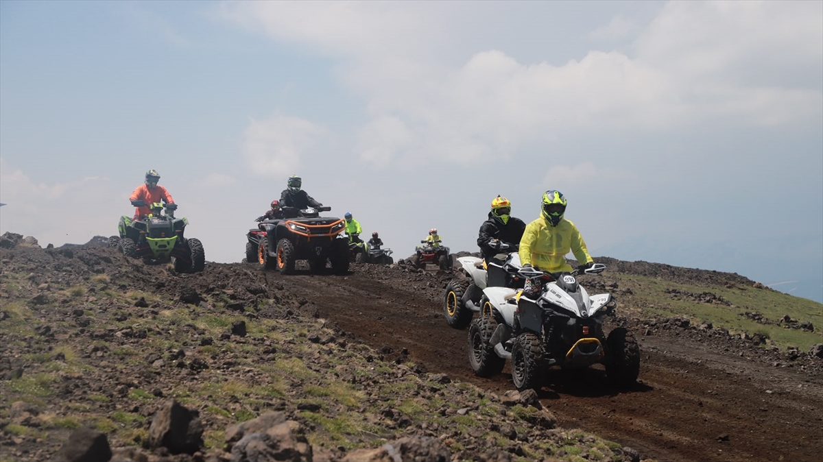 Ağrı'da enduro ve ATV sporcuları Tendürek ve Ağrı Dağı eteklerinde yarıştı