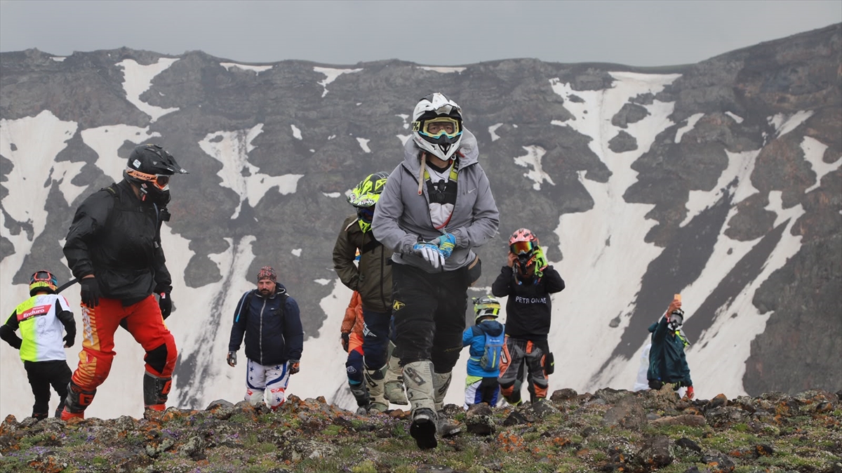 Ağrı'da enduro ve ATV sporcuları Tendürek ve Ağrı Dağı eteklerinde yarıştı