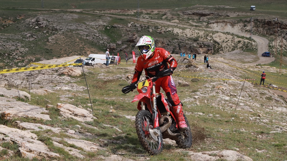 Ağrı'da enduro ve ATV sporcuları Tendürek ve Ağrı Dağı eteklerinde yarıştı