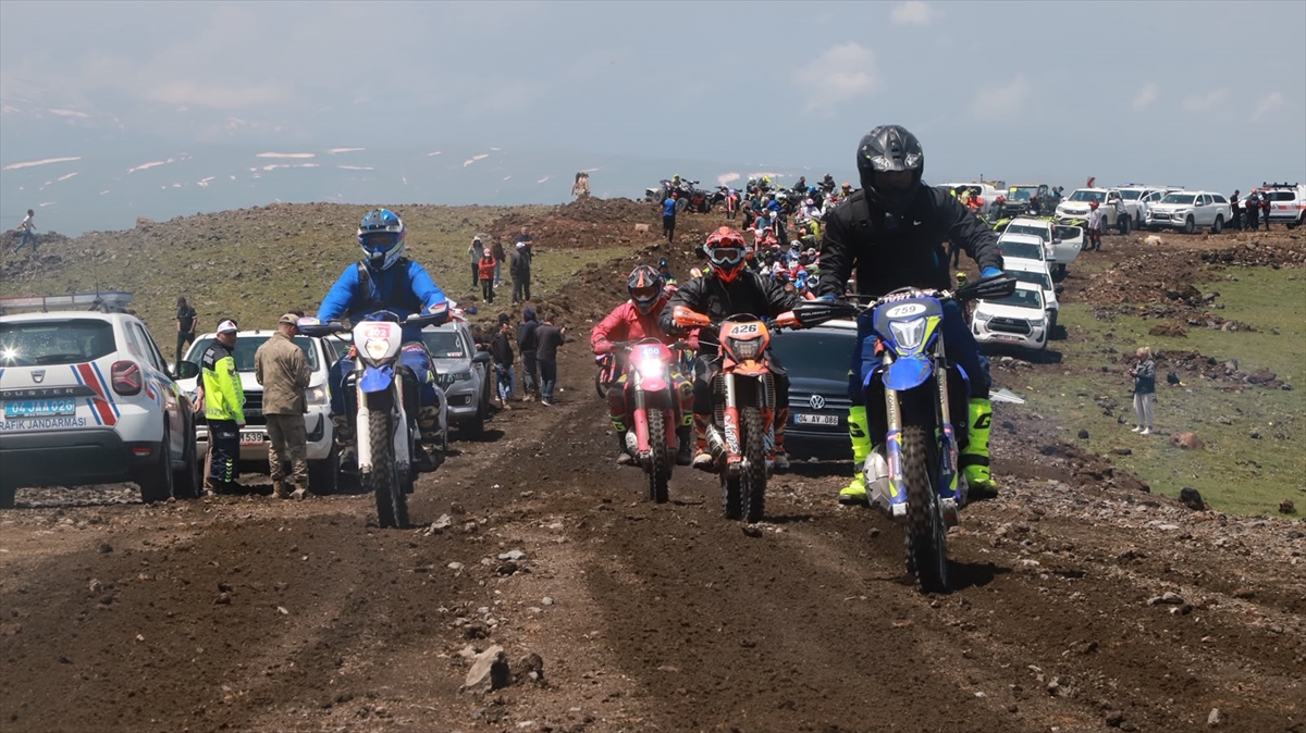 Ağrı'da enduro ve ATV sporcuları Tendürek ve Ağrı Dağı eteklerinde yarıştı