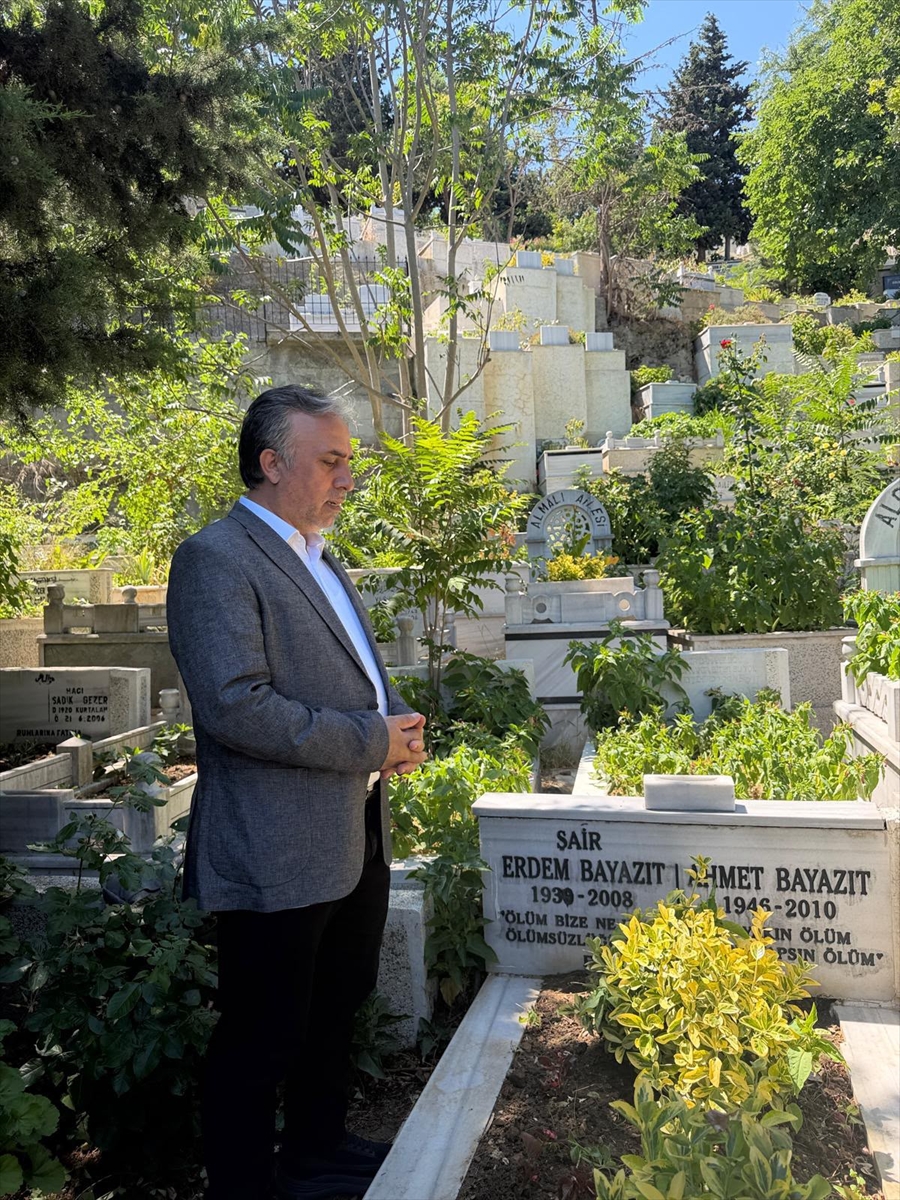 Erdem Bayazıt: Vefatının 18. yılında kabri başında anıldı