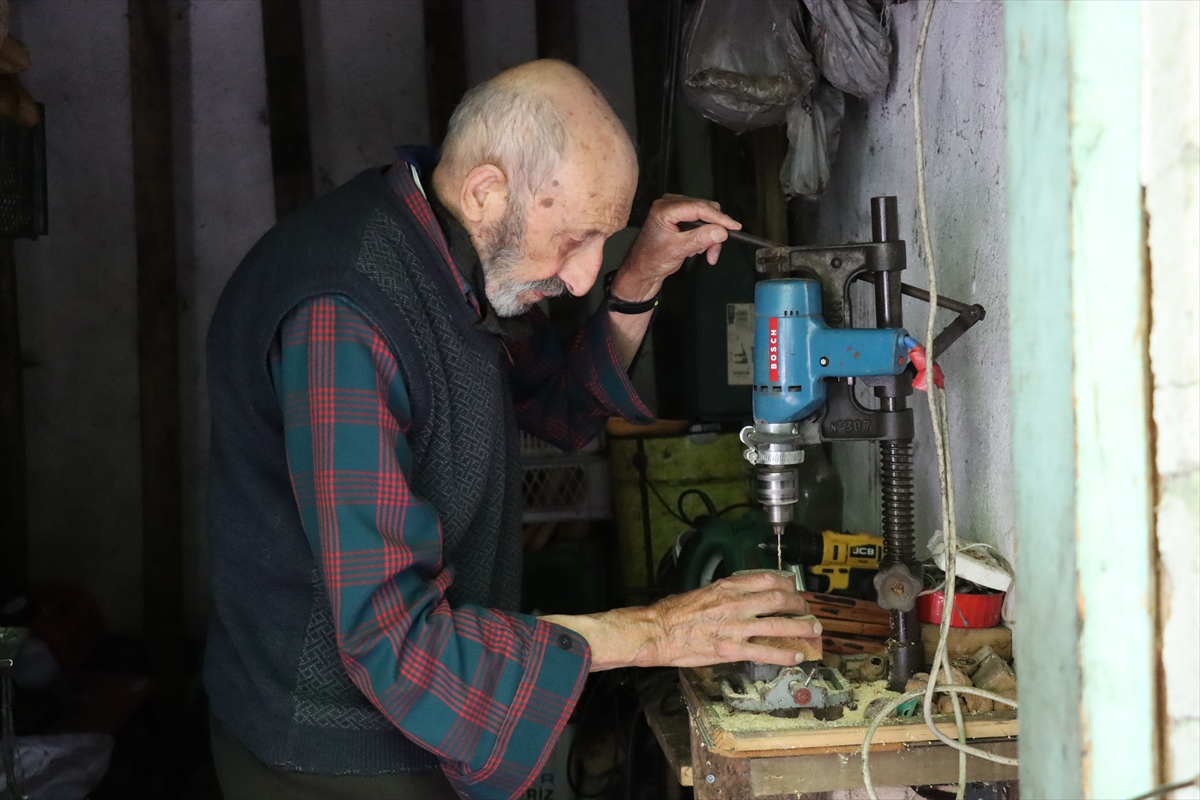 84 yaşındaki emekli memur atık malzemelerle çocukluk oyuncaklarını yaşatıyor