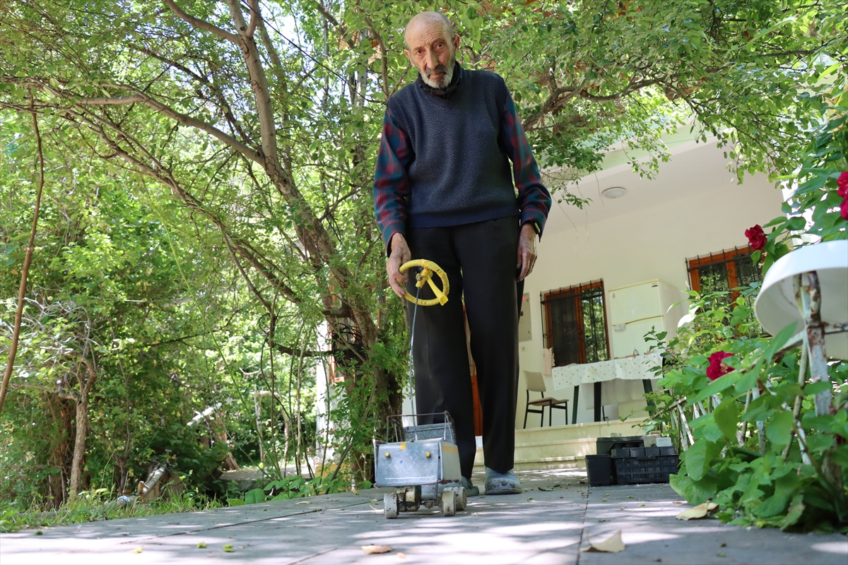 84 yaşındaki emekli memur atık malzemelerle çocukluk oyuncaklarını yaşatıyor