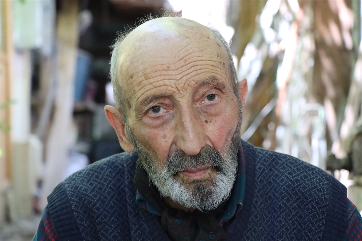 84 yaşındaki emekli memur atık malzemelerle çocukluk oyuncaklarını yaşatıyor