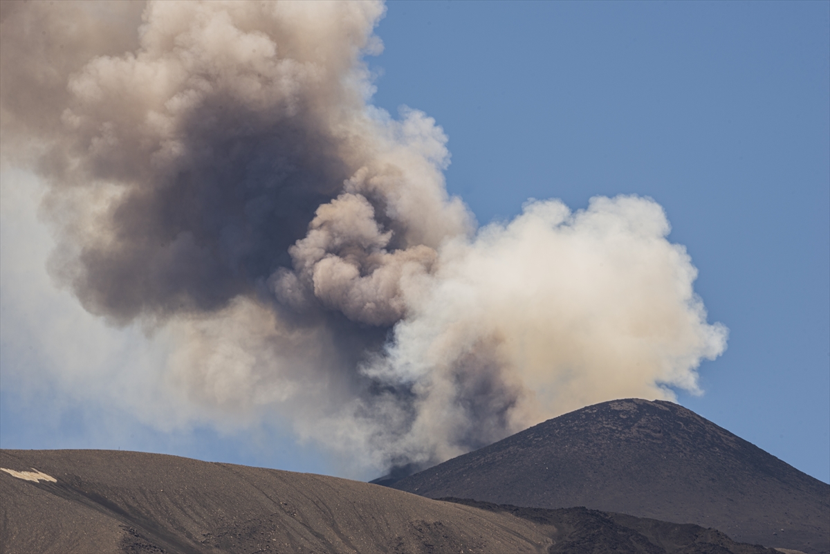 İtalya'da Etna Yanardağı yeniden güçlü şekilde kül püskürttü