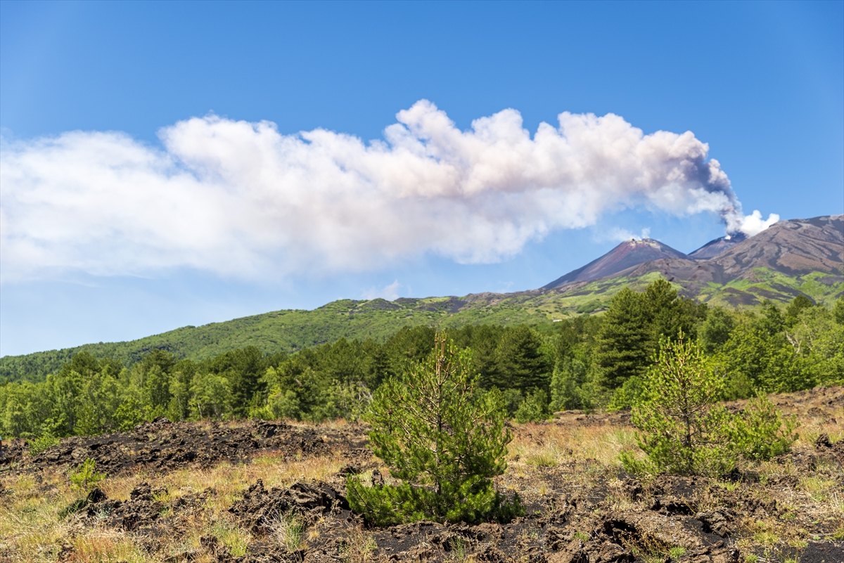 İtalya'da Etna Yanardağı yeniden güçlü şekilde kül püskürttü