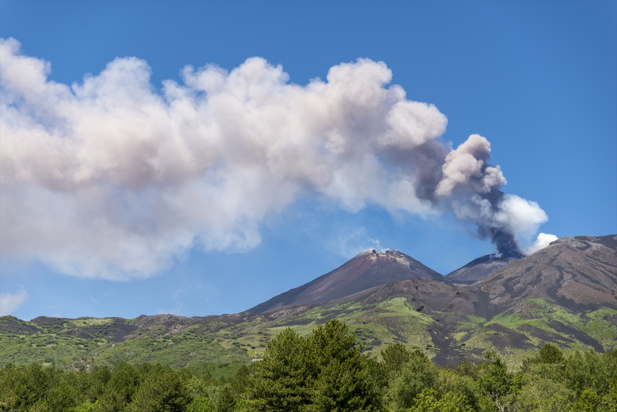 İtalya'da Etna Yanardağı yeniden güçlü şekilde kül püskürttü