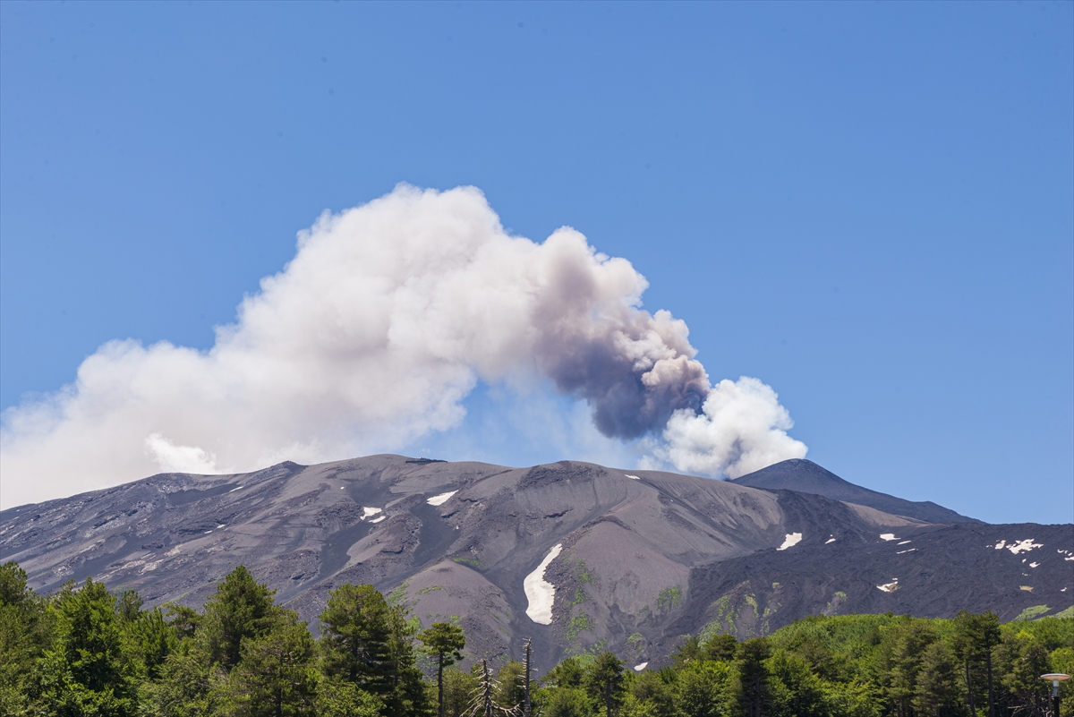 İtalya'da Etna Yanardağı yeniden güçlü şekilde kül püskürttü