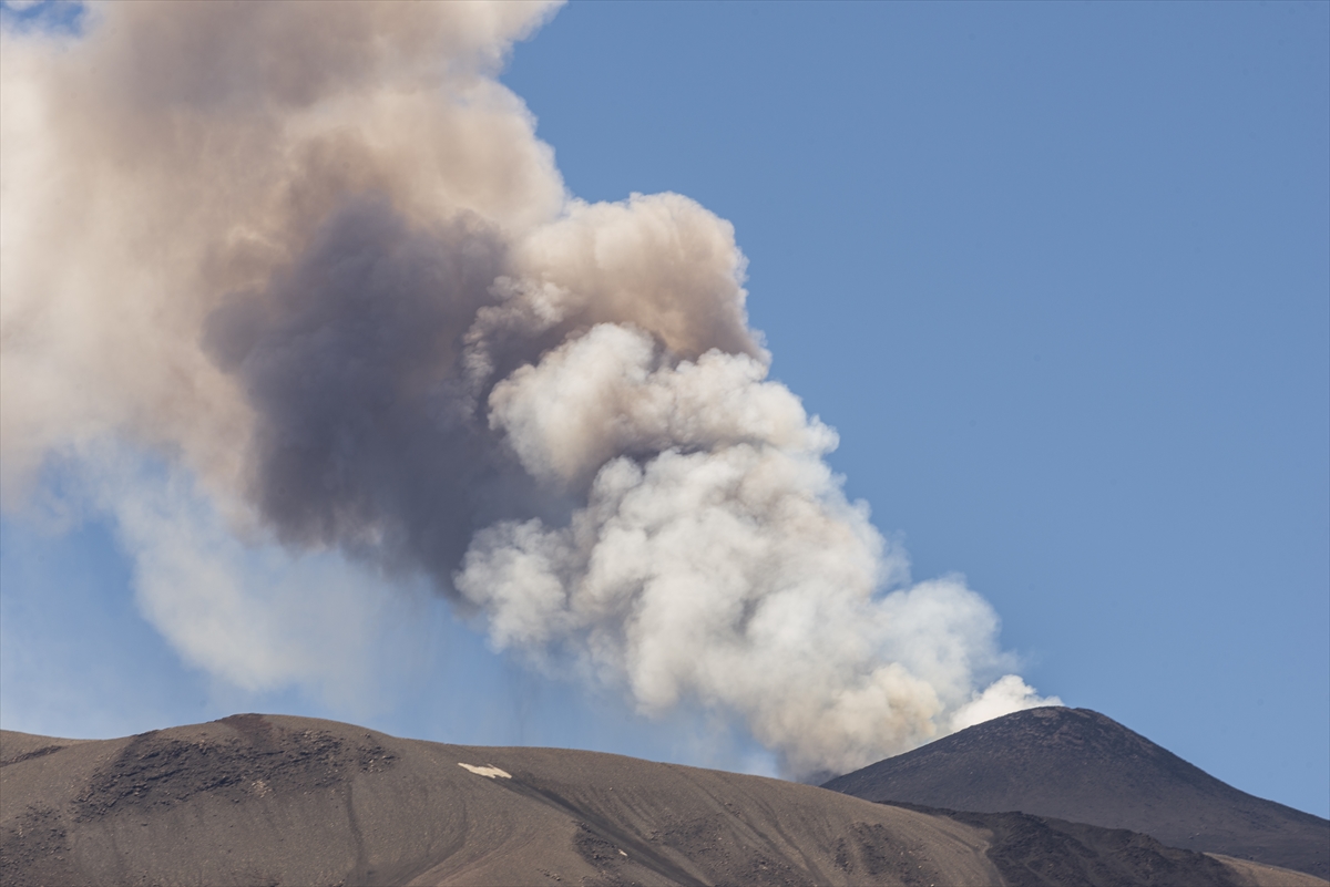 İtalya'da Etna Yanardağı yeniden güçlü şekilde kül püskürttü
