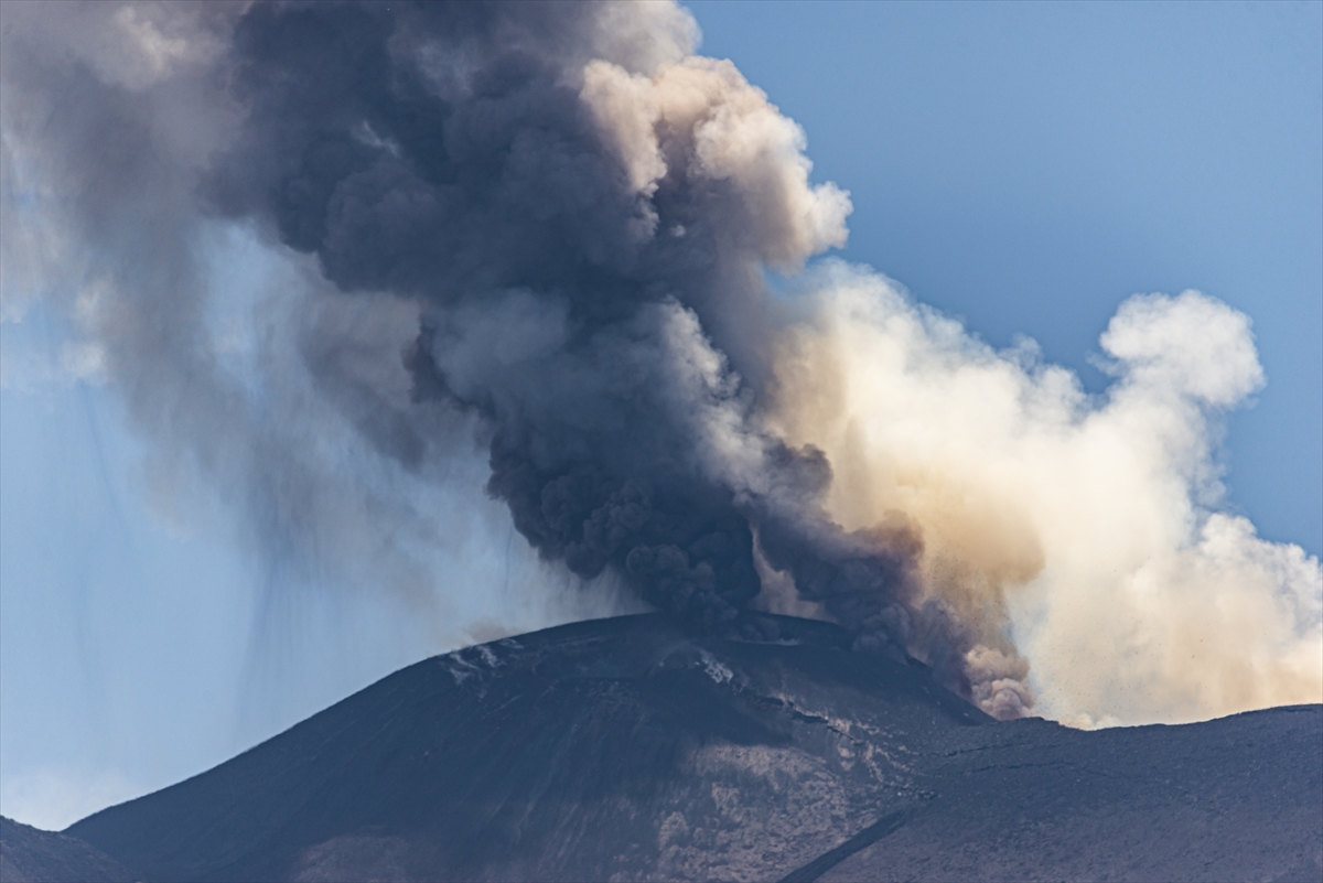 İtalya'da Etna Yanardağı yeniden güçlü şekilde kül püskürttü