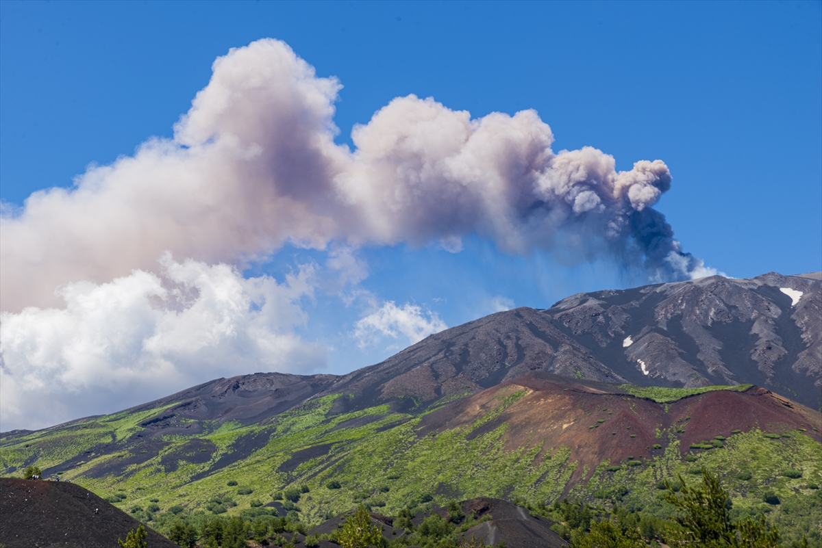 İtalya'da Etna Yanardağı yeniden güçlü şekilde kül püskürttü