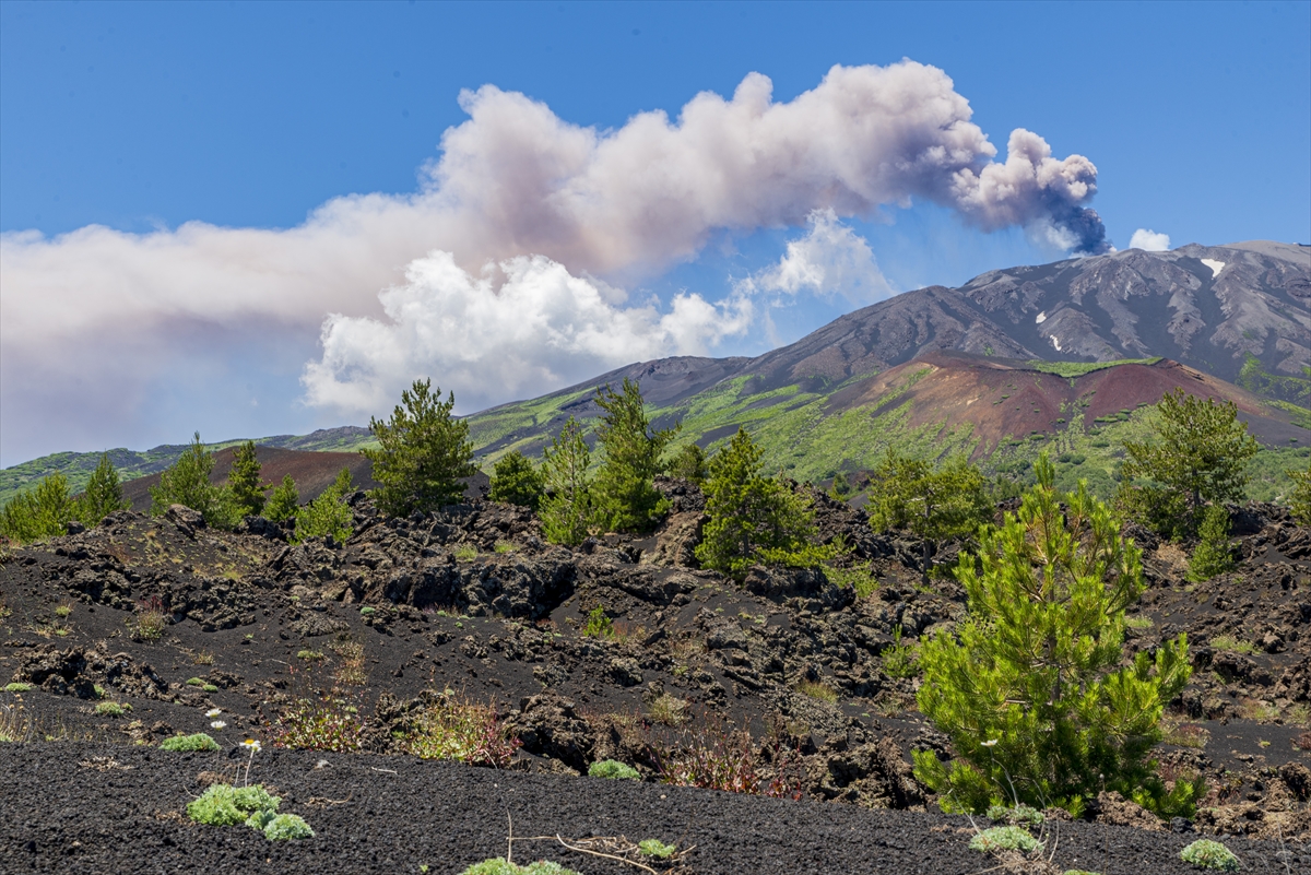 İtalya'da Etna Yanardağı yeniden güçlü şekilde kül püskürttü