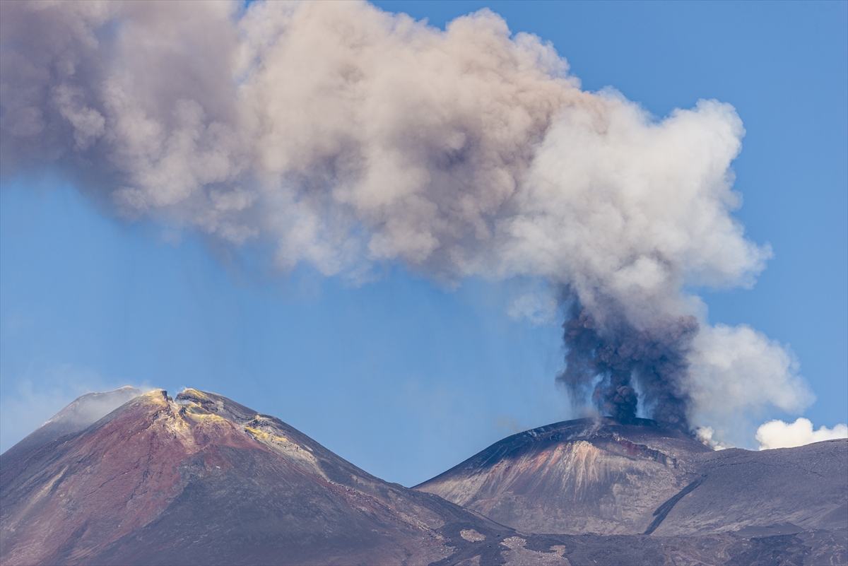 İtalya'da Etna Yanardağı yeniden güçlü şekilde kül püskürttü