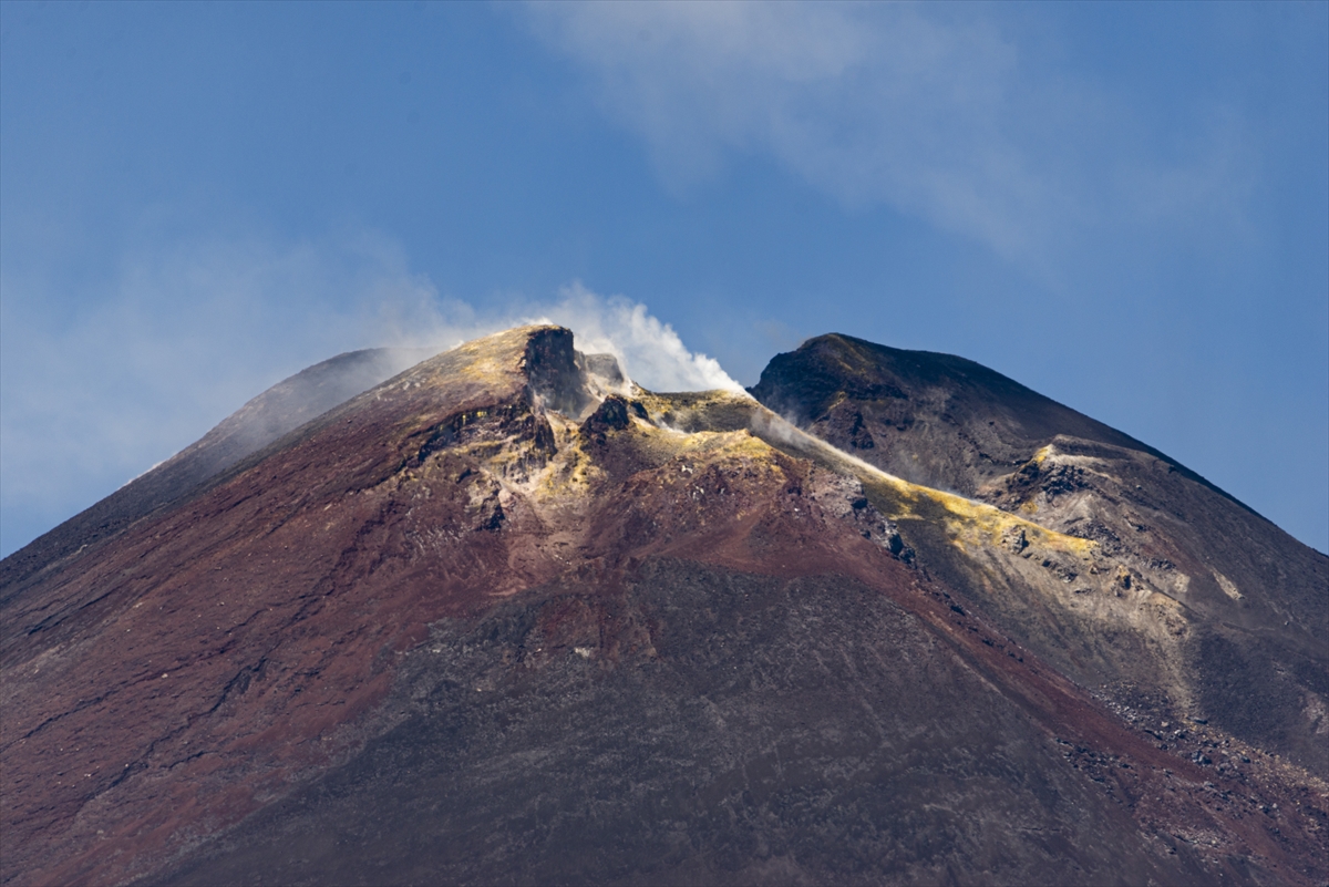 İtalya'da Etna Yanardağı yeniden güçlü şekilde kül püskürttü