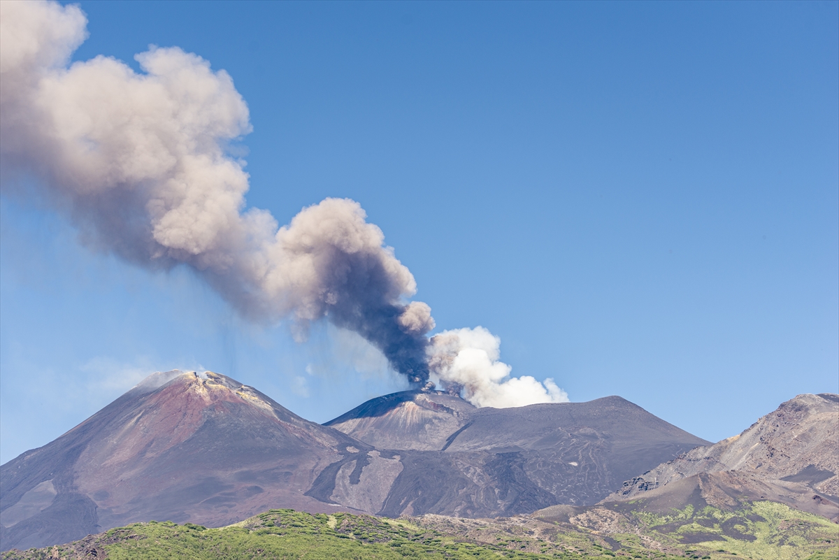 İtalya'da Etna Yanardağı yeniden güçlü şekilde kül püskürttü