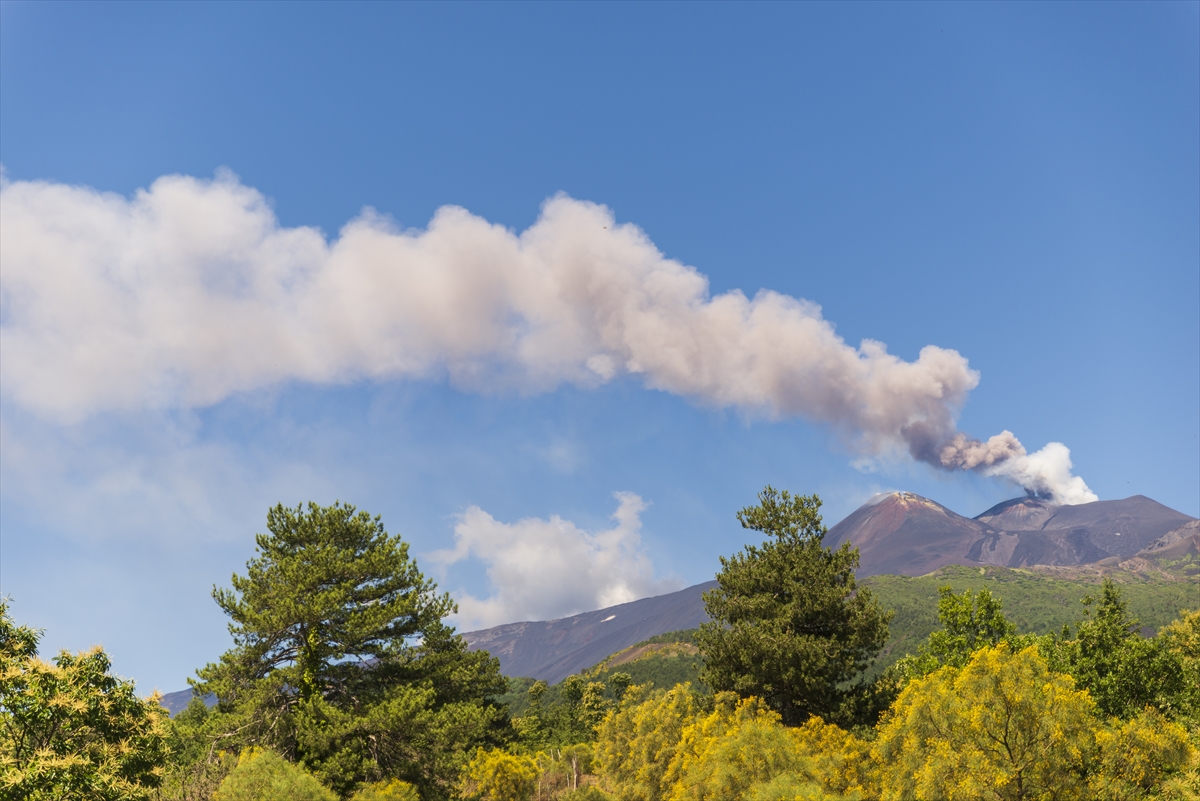 İtalya'da Etna Yanardağı yeniden güçlü şekilde kül püskürttü