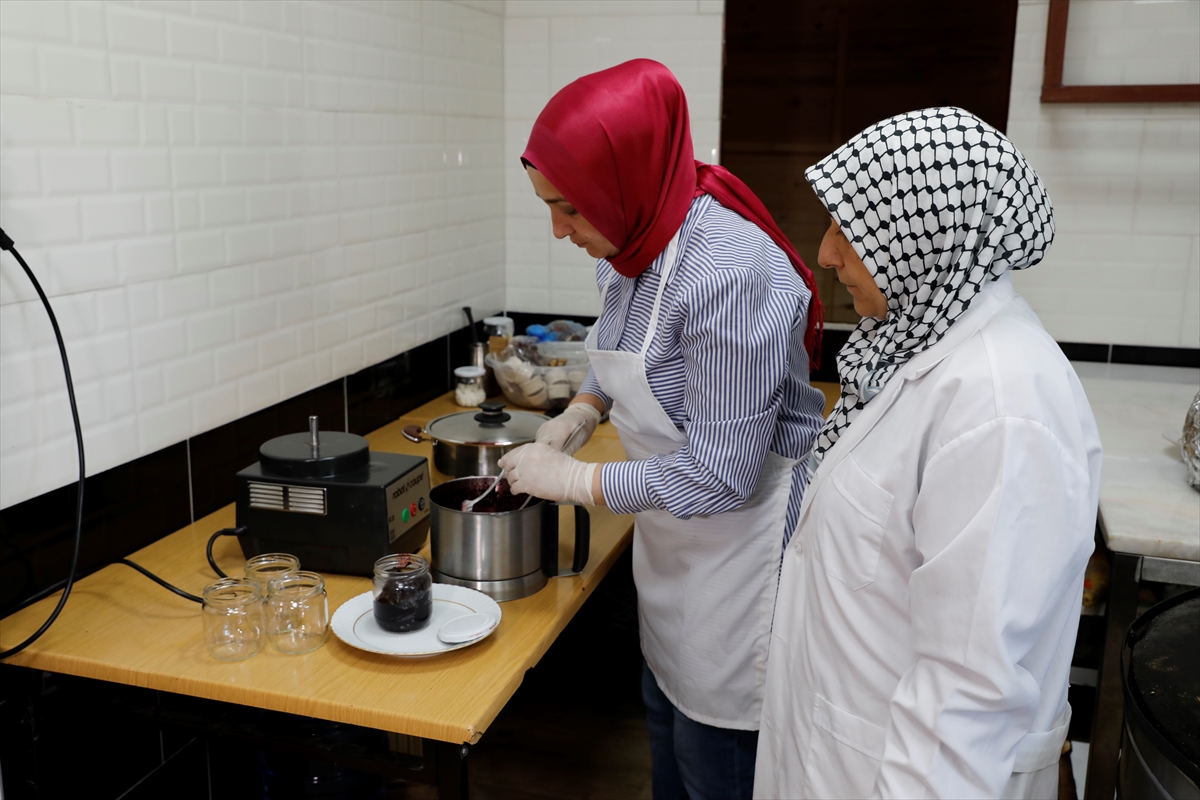 Kadın kooperatifi yöresel ürünleri katma değerli hale getiriyor