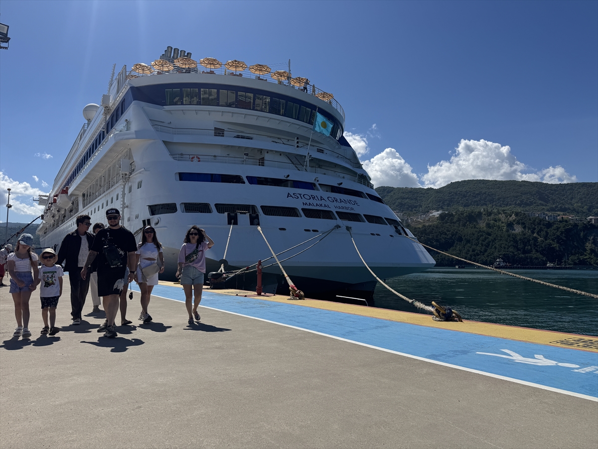 "Astoria Grande" kruvaziyeri 1085 yolcusuyla Amasra'ya geldi