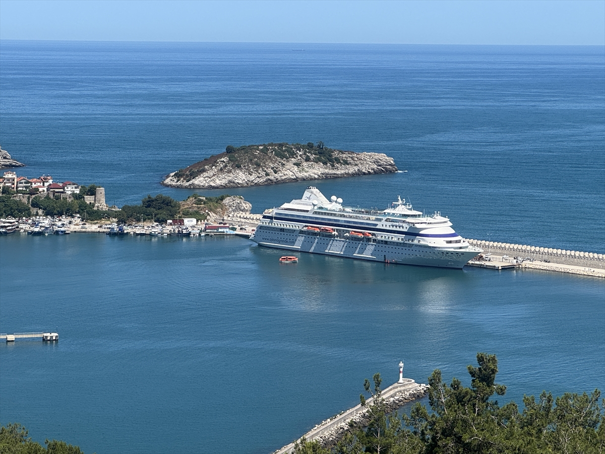 "Astoria Grande" kruvaziyeri 1085 yolcusuyla Amasra'ya geldi
