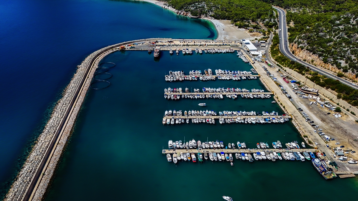 Antalya Balıkçı Barınağı'nda Tekne Yoğunluğu Havadan Görüntülendi