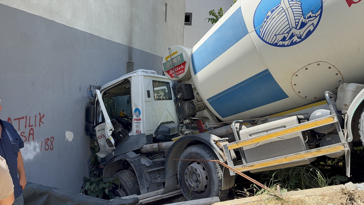Ümraniye'de beton mikseri binaya çarptı: 1 yaralı