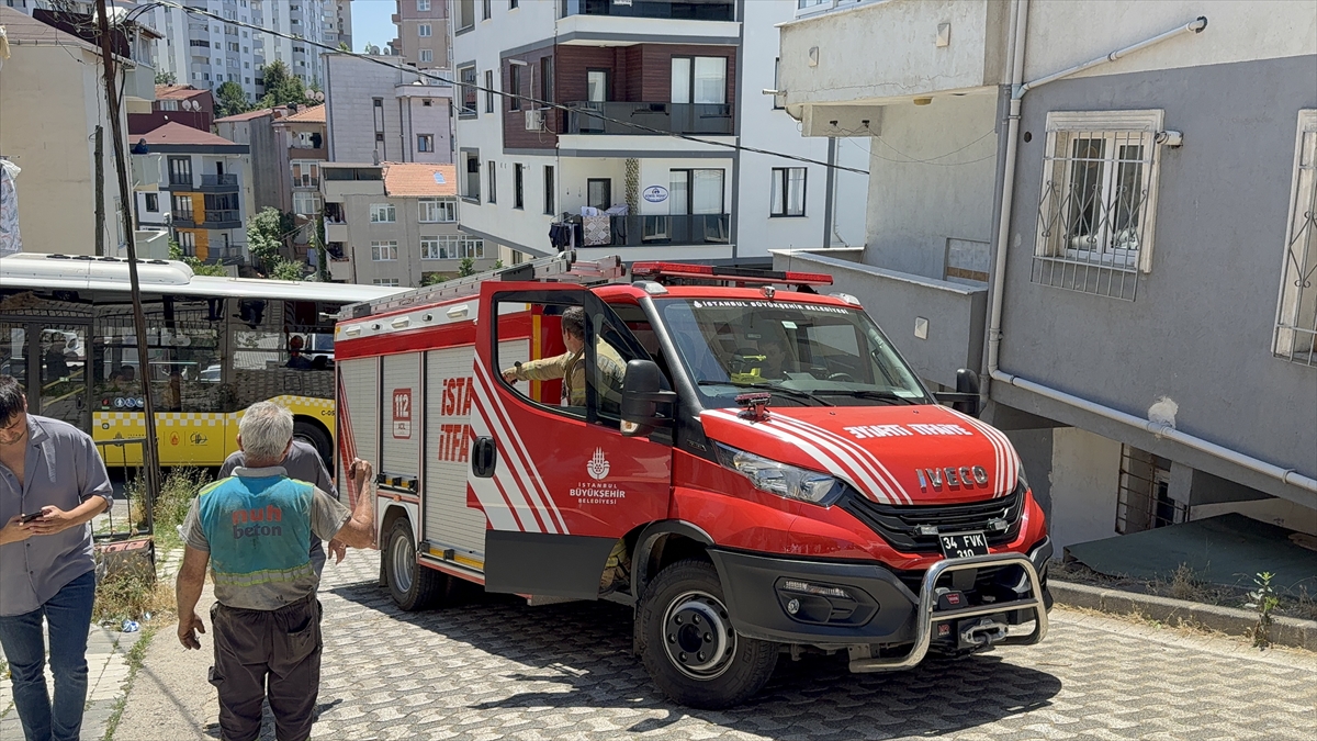 Ümraniye'de beton mikseri binaya çarptı: 1 yaralı