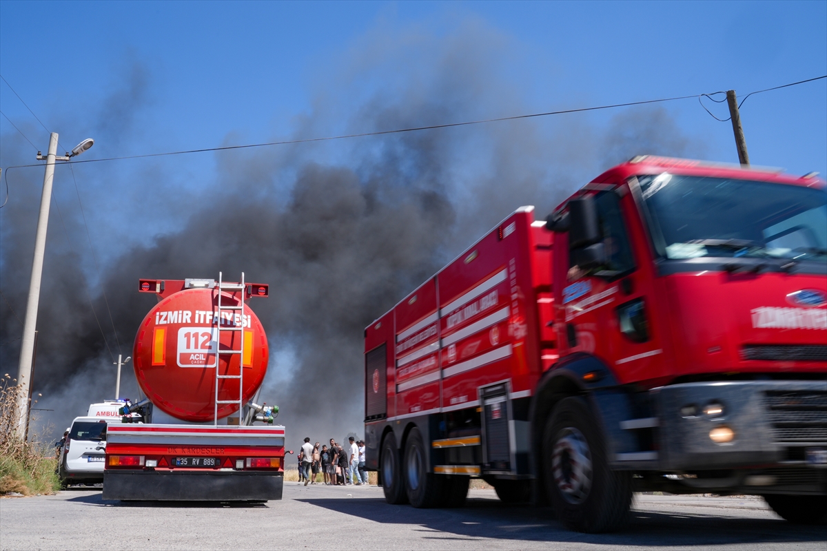 İzmir'de atık yönetim ve geri dönüşüm tesisinde yangın çıktı