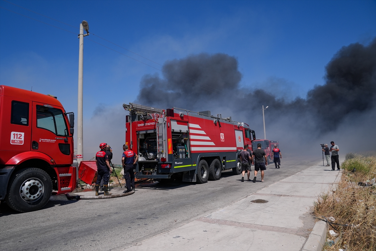 İzmir'de atık yönetim ve geri dönüşüm tesisinde yangın çıktı