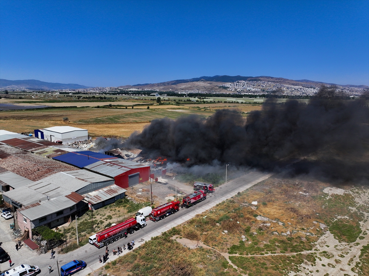 İzmir'de atık yönetim ve geri dönüşüm tesisinde yangın çıktı