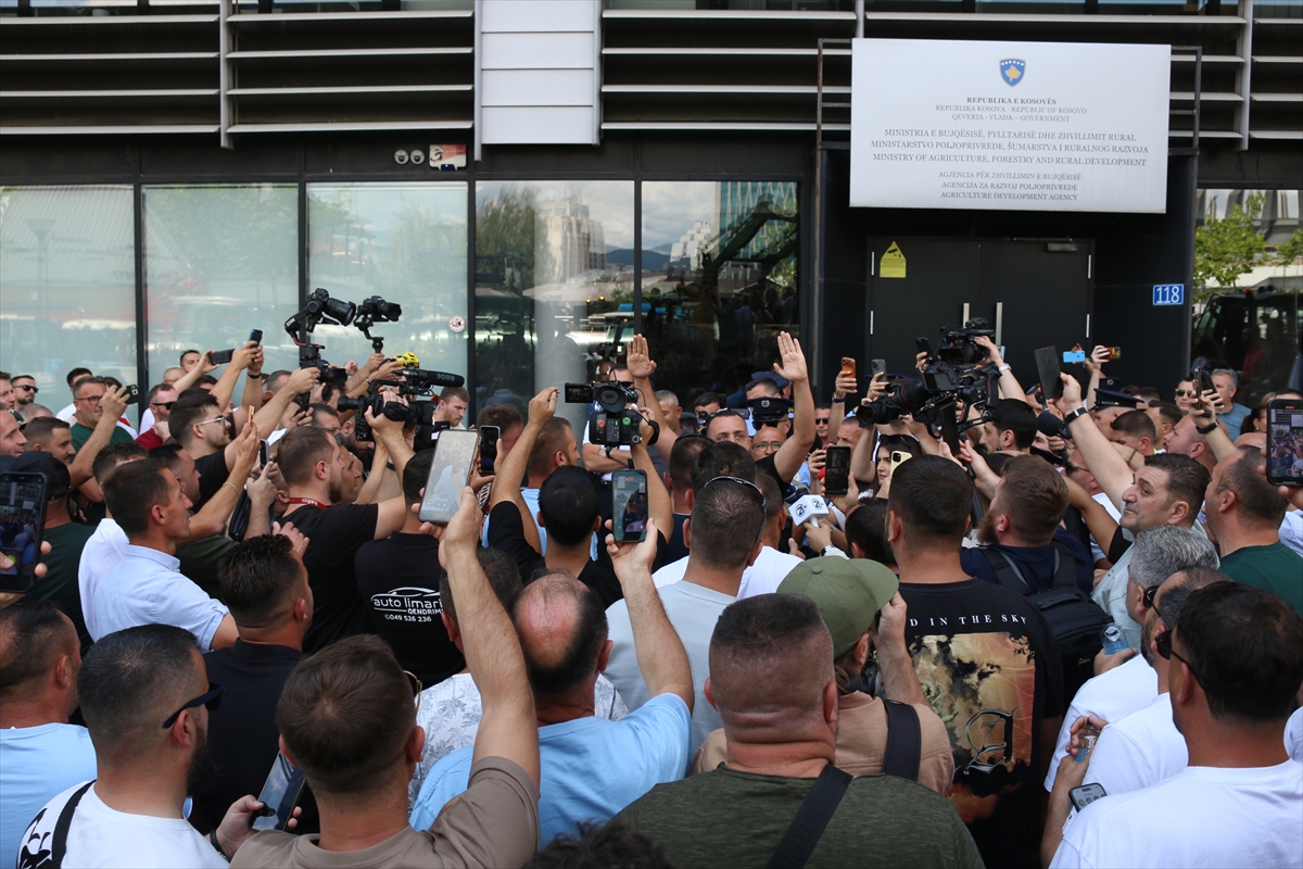 Kosova'da süt üreticileri bakanlık önündeki protestoda yüzlerce litre süt döktü