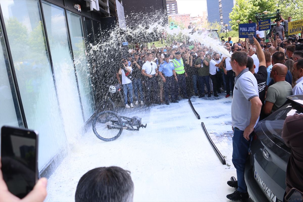 Kosova'da süt üreticileri bakanlık önündeki protestoda yüzlerce litre süt döktü