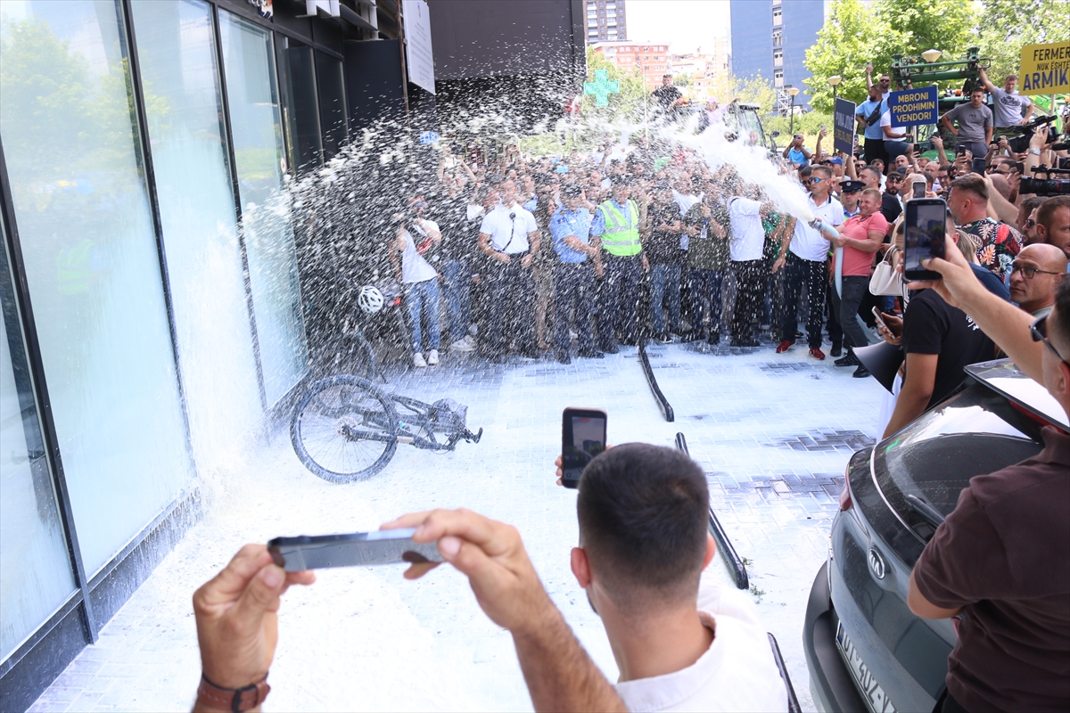 Kosova'da süt üreticileri bakanlık önündeki protestoda yüzlerce litre süt döktü